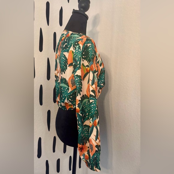 NWOT - SHEIN Tropical Print Twist-Front Crop Top – Plunge Neck, Long Sleeve - Picture 7 of 9